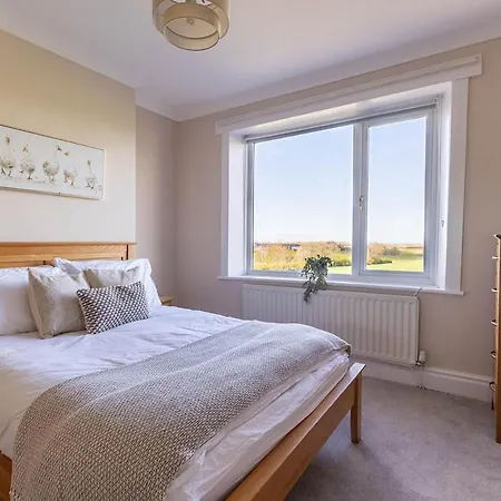 Spacious 4-bed District Getaway For Groups Casa vacanze Mealsgate
