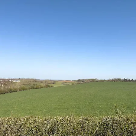 Spacious 4-bed District Getaway For Groups *