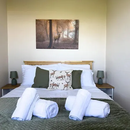 Spacious 4-bed District Getaway For Groups Nyaraló Mealsgate