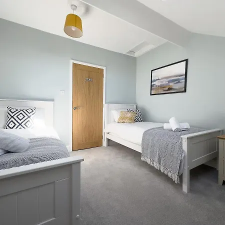 Spacious 4-bed District Getaway For Groups