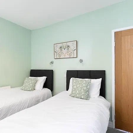 Spacious 4-bed District Getaway For Groups Σπίτι διακοπών *