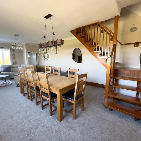 Spacious 4-bed District Getaway For Groups *