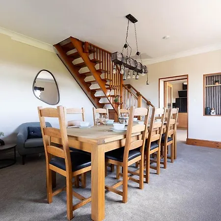 Spacious 4-bed District Getaway For Groups * Mealsgate