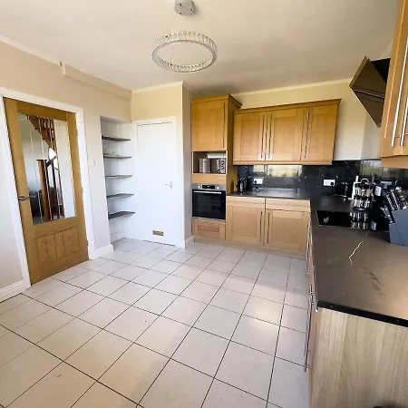 Spacious 4-bed District Getaway For Groups * Mealsgate