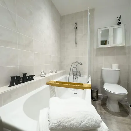 Σπίτι διακοπών Spacious 4-bed District Getaway For Groups *