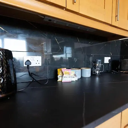 Spacious 4-bed District Getaway For Groups Mealsgate