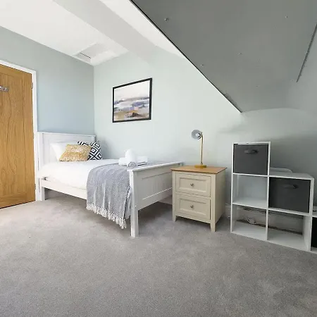 Spacious 4-bed District Getaway For Groups Σπίτι διακοπών