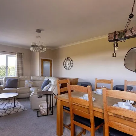 Holiday home Spacious 4-bed District Getaway For Groups
