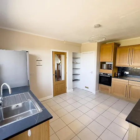 Spacious 4-bed District Getaway For Groups