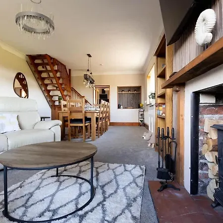 Σπίτι διακοπών Spacious 4-bed District Getaway For Groups *