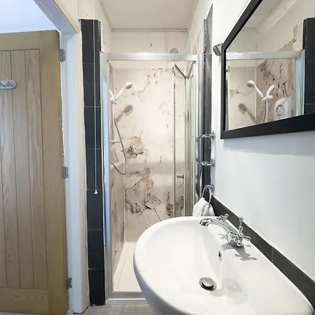 Holiday home Spacious 4-bed District Getaway For Groups *