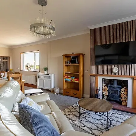 Spacious 4-bed District Getaway For Groups Holiday home *
