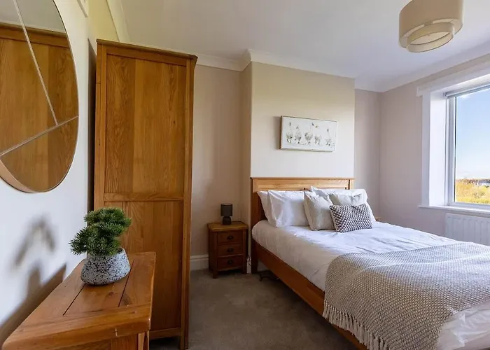 Spacious 4-bed District Getaway For Groups * Mealsgate