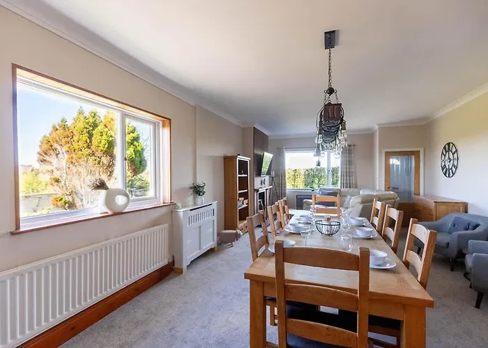 Nyaraló Spacious 4-bed District Getaway For Groups Mealsgate