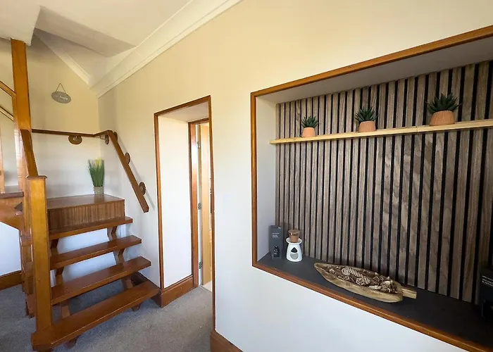 Nyaraló Spacious 4-bed District Getaway For Groups *