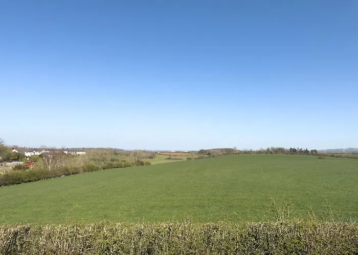 Spacious 4-bed District Getaway For Groups *