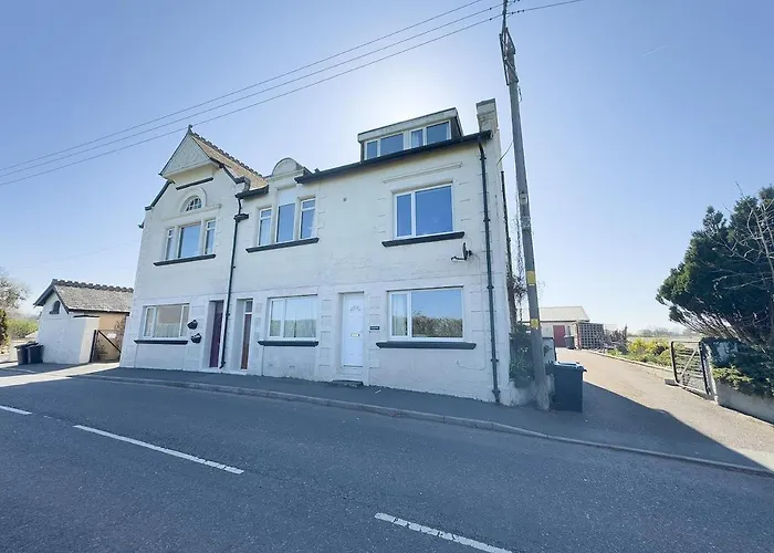 Spacious 4-bed District Getaway For Groups Mealsgate