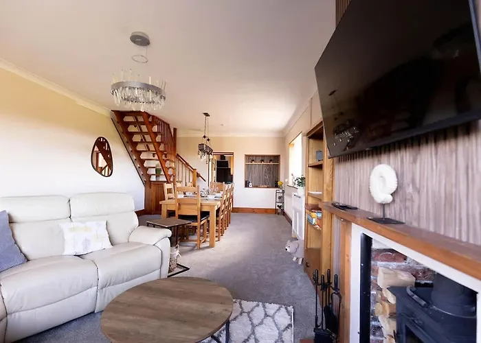 Nyaraló Spacious 4-bed District Getaway For Groups