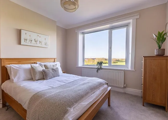 Spacious 4-bed District Getaway For Groups Nyaraló Mealsgate