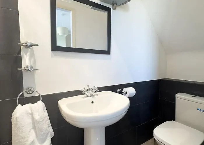 Spacious 4-bed District Getaway For Groups