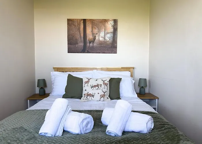 Spacious 4-bed District Getaway For Groups Nyaraló Mealsgate