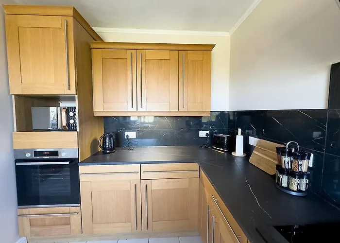 Spacious 4-bed District Getaway For Groups Mealsgate