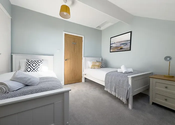 Spacious 4-bed District Getaway For Groups