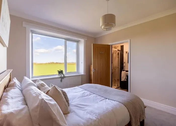 Spacious 4-bed District Getaway For Groups Mealsgate