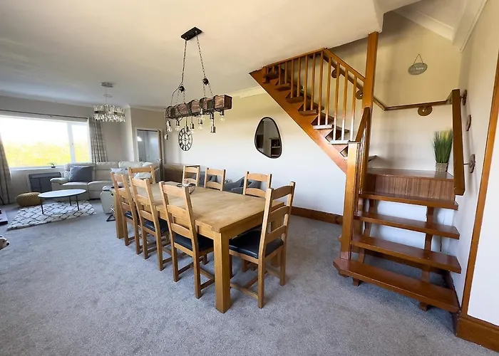 Spacious 4-bed District Getaway For Groups *