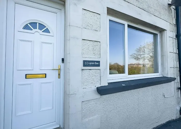 Spacious 4-bed District Getaway For Groups *