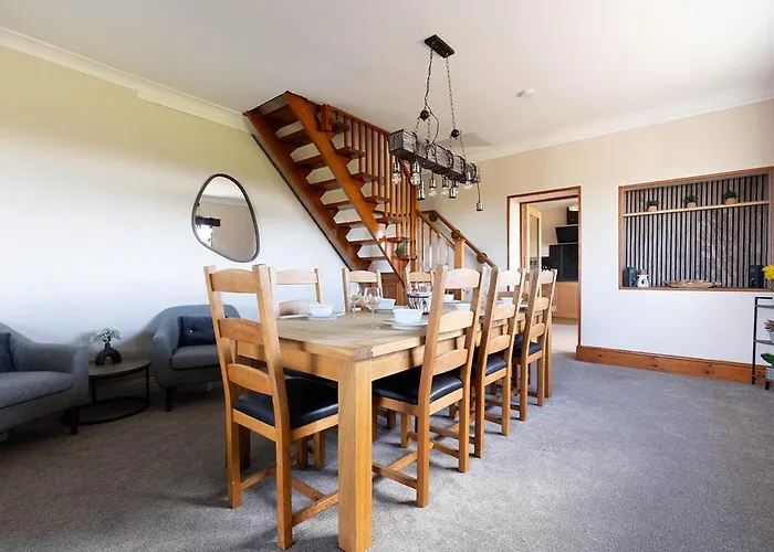 Spacious 4-bed District Getaway For Groups * Mealsgate