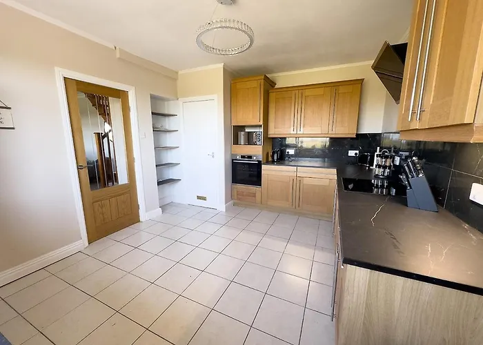 Spacious 4-bed District Getaway For Groups * Mealsgate