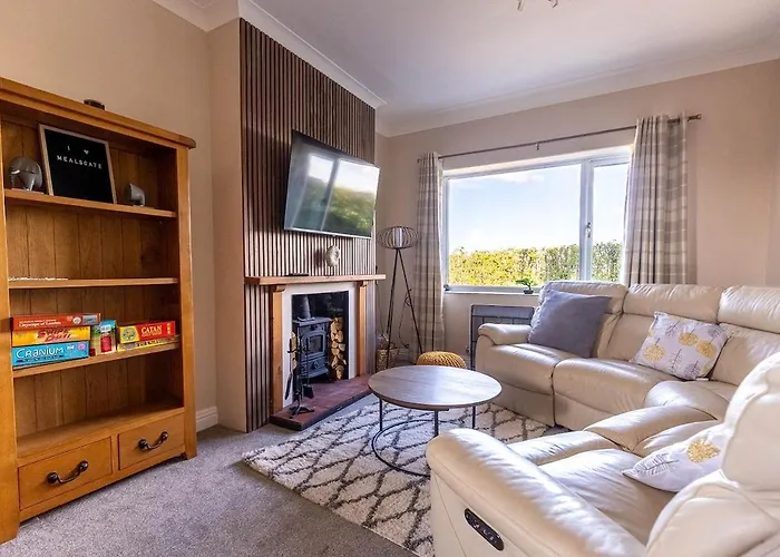 Spacious 4-bed District Getaway For Groups