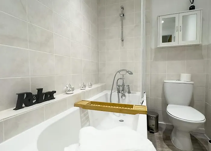 Nyaraló Spacious 4-bed District Getaway For Groups *