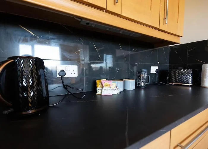 Spacious 4-bed District Getaway For Groups Mealsgate