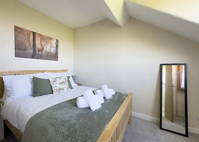 Spacious 4-bed District Getaway For Groups Nyaraló Mealsgate