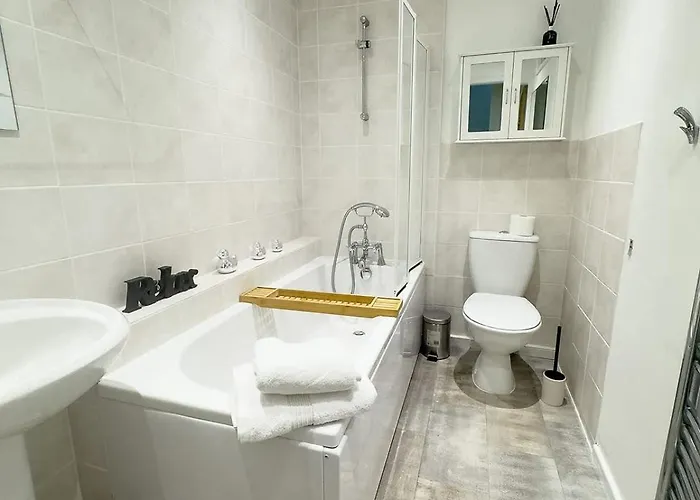 Spacious 4-bed District Getaway For Groups Mealsgate