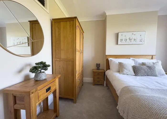 Spacious 4-bed District Getaway For Groups * Mealsgate