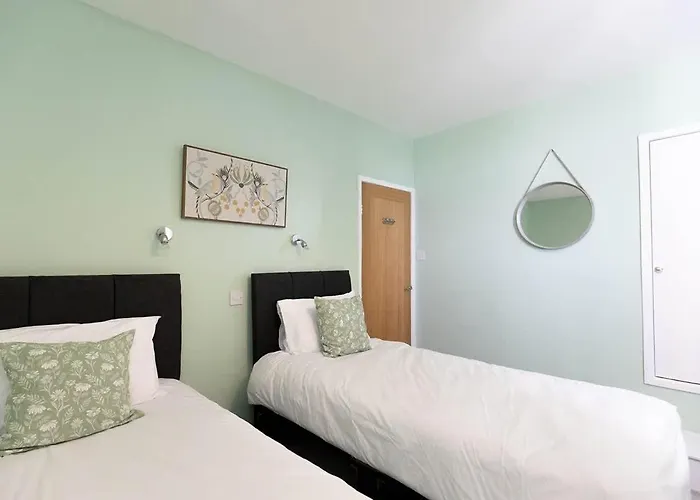 Nyaraló Spacious 4-bed District Getaway For Groups