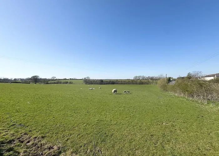 Spacious 4-bed District Getaway For Groups *