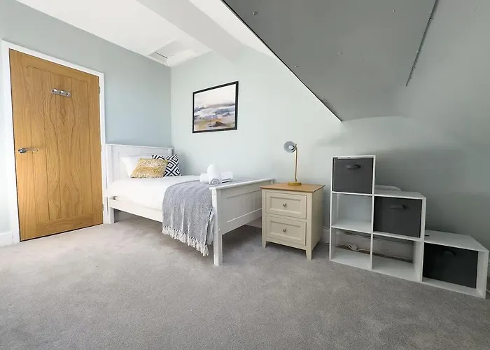 Spacious 4-bed District Getaway For Groups Nyaraló