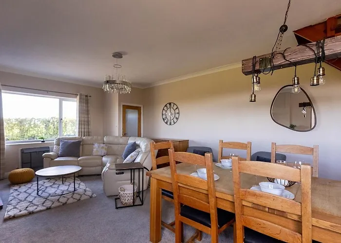 Nyaraló Spacious 4-bed District Getaway For Groups