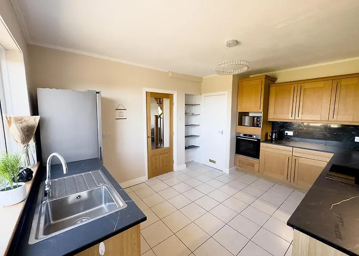 Spacious 4-bed District Getaway For Groups