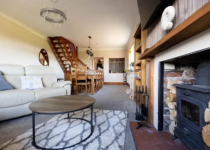 Nyaraló Spacious 4-bed District Getaway For Groups *