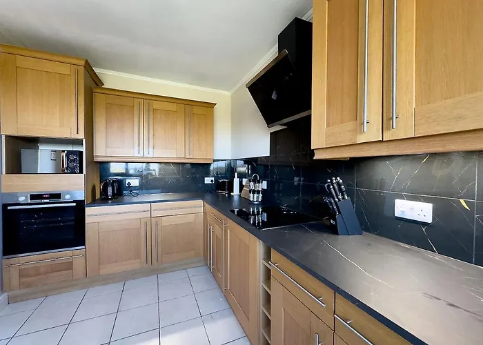 Spacious 4-bed District Getaway For Groups