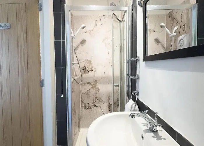 Nyaraló Spacious 4-bed District Getaway For Groups *