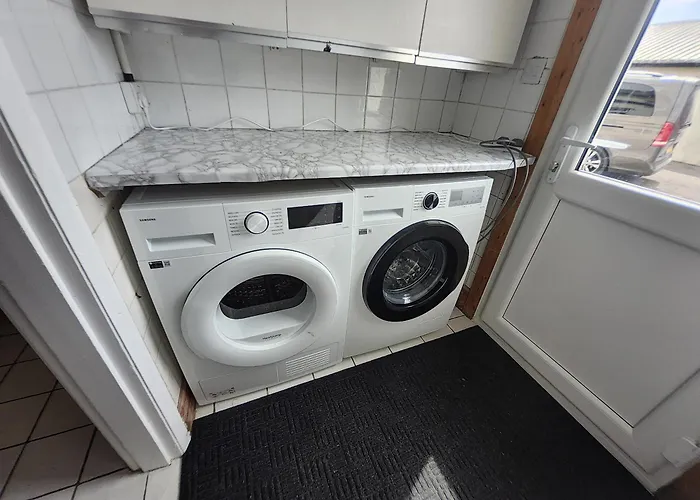 Nyaraló Spacious 4-bed District Getaway For Groups *