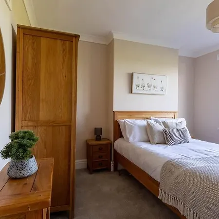 Spacious 4-bed District Getaway For Groups * Mealsgate