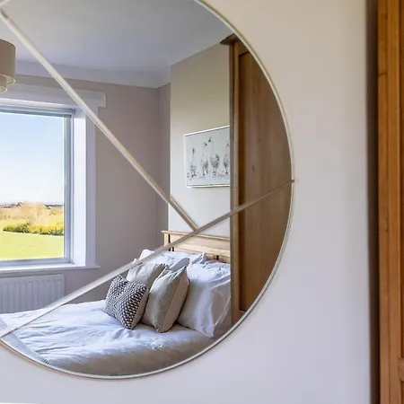 Spacious 4-bed District Getaway For Groups Mealsgate