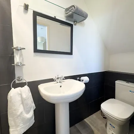 Spacious 4-bed District Getaway For Groups